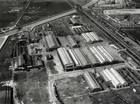 76226 Luchtfoto van het fabrieksterrein van de Nederlandsche Fabriek van Werktuigen en Spoorwegmaterieel Werkspoor te ...